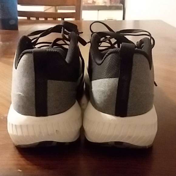 A pair of shoes - Picture 4 of 4